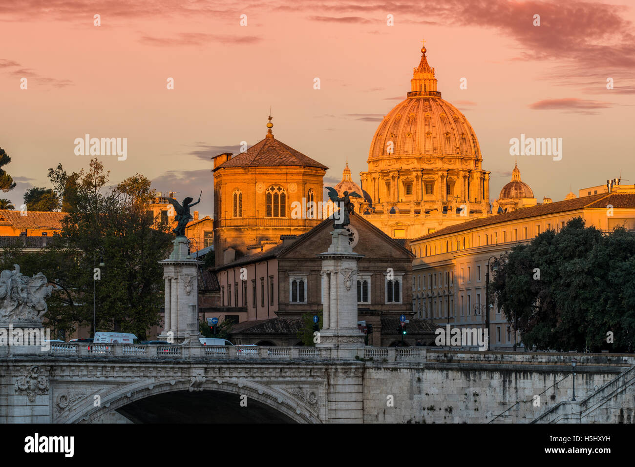 Voir le lever du soleil avec le dôme de la Basilique Saint Pierre, Rome, Latium, Italie Banque D'Images