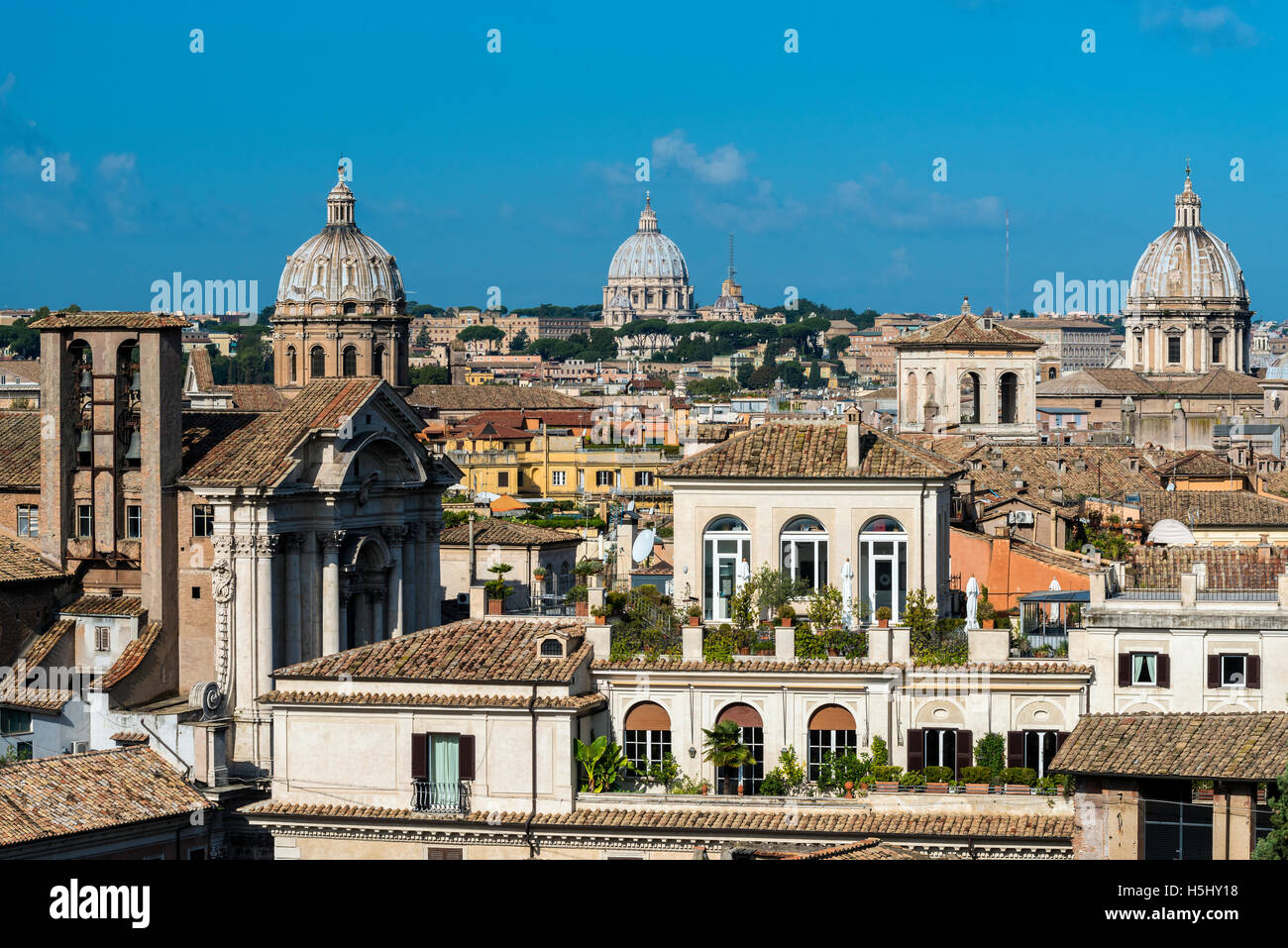 Sur les toits de la ville avec la Basilique St Pierre en arrière-plan, Rome, Italie Banque D'Images