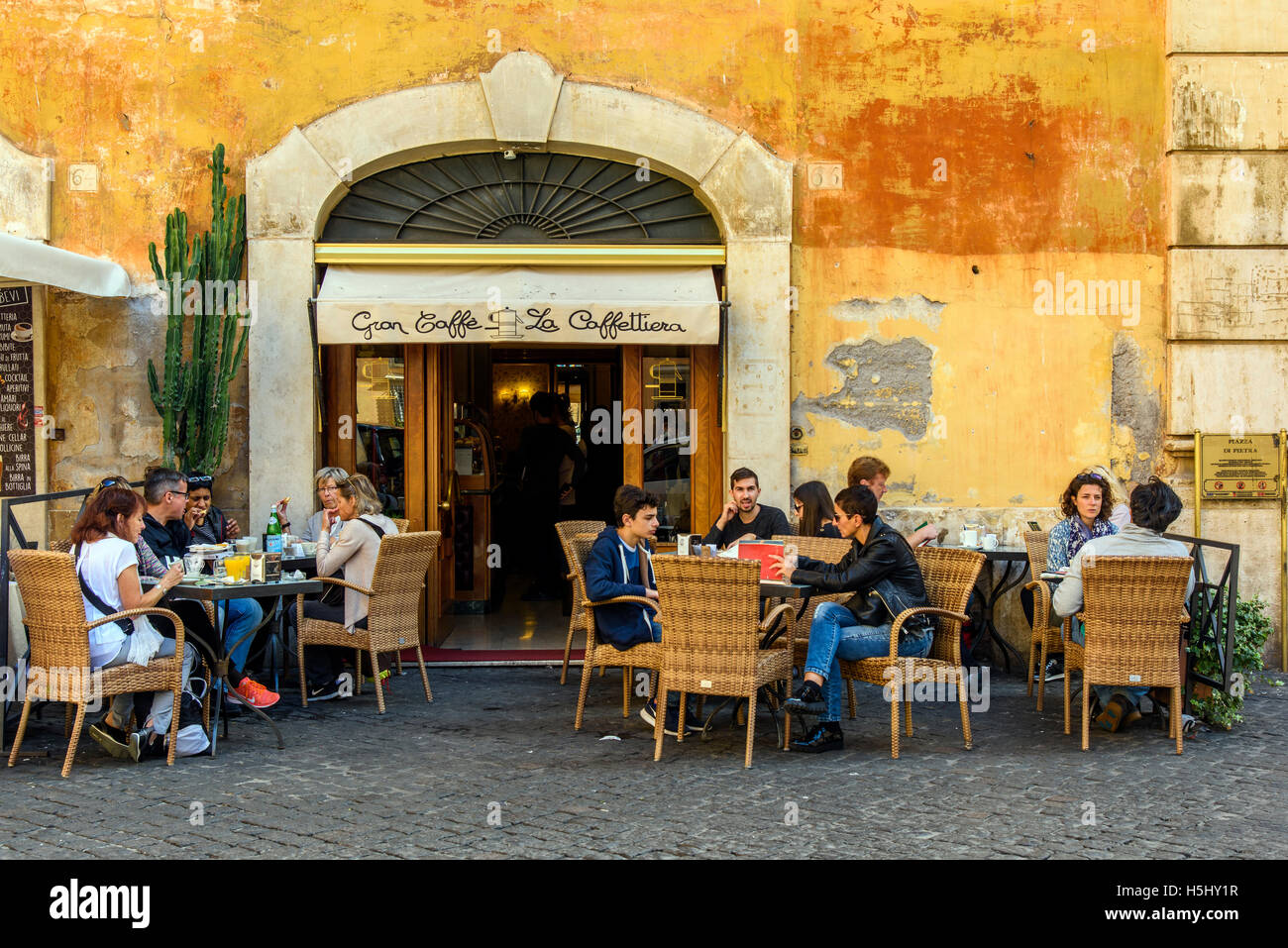 Les touristes manger dehors dans un restaurant pizzeria de Rome, Latium, Italie Banque D'Images