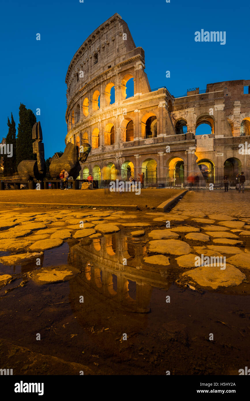 Vue de nuit Colisée ou Coliseum reflété dans une flaque d'eau, Rome, Latium, Italie Banque D'Images