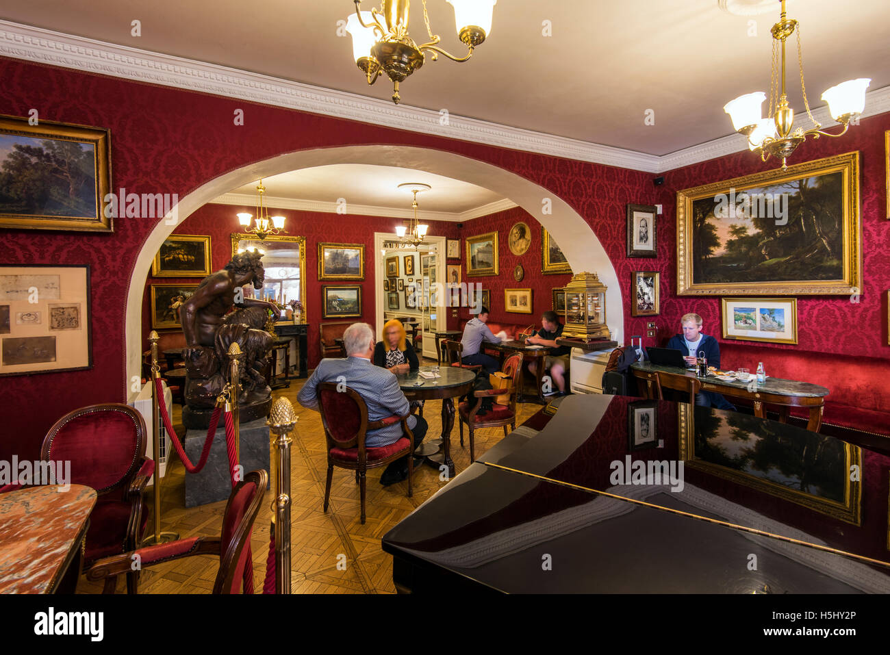 Vue de l'intérieur de l'Antico Caffè Greco, le plus vieux bar à Rome, Latium, Italie Banque D'Images