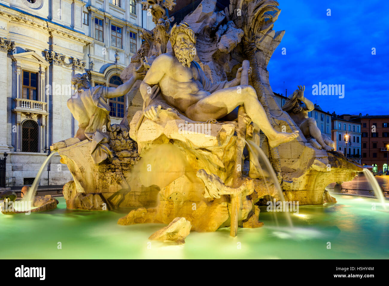 Vue de nuit sur la Fontaine des Quatre Fleuves, la Piazza Navona, Rome, Latium, Italie Banque D'Images