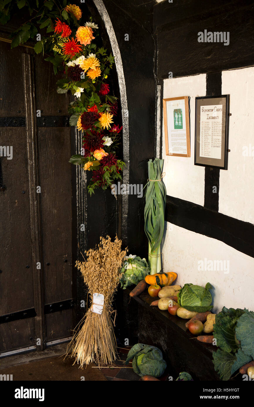 Royaume-uni, Angleterre, Cheshire, Siddington, All Saints Church, Harvest Festival, porche orné de fleurs fruits et légumes Banque D'Images