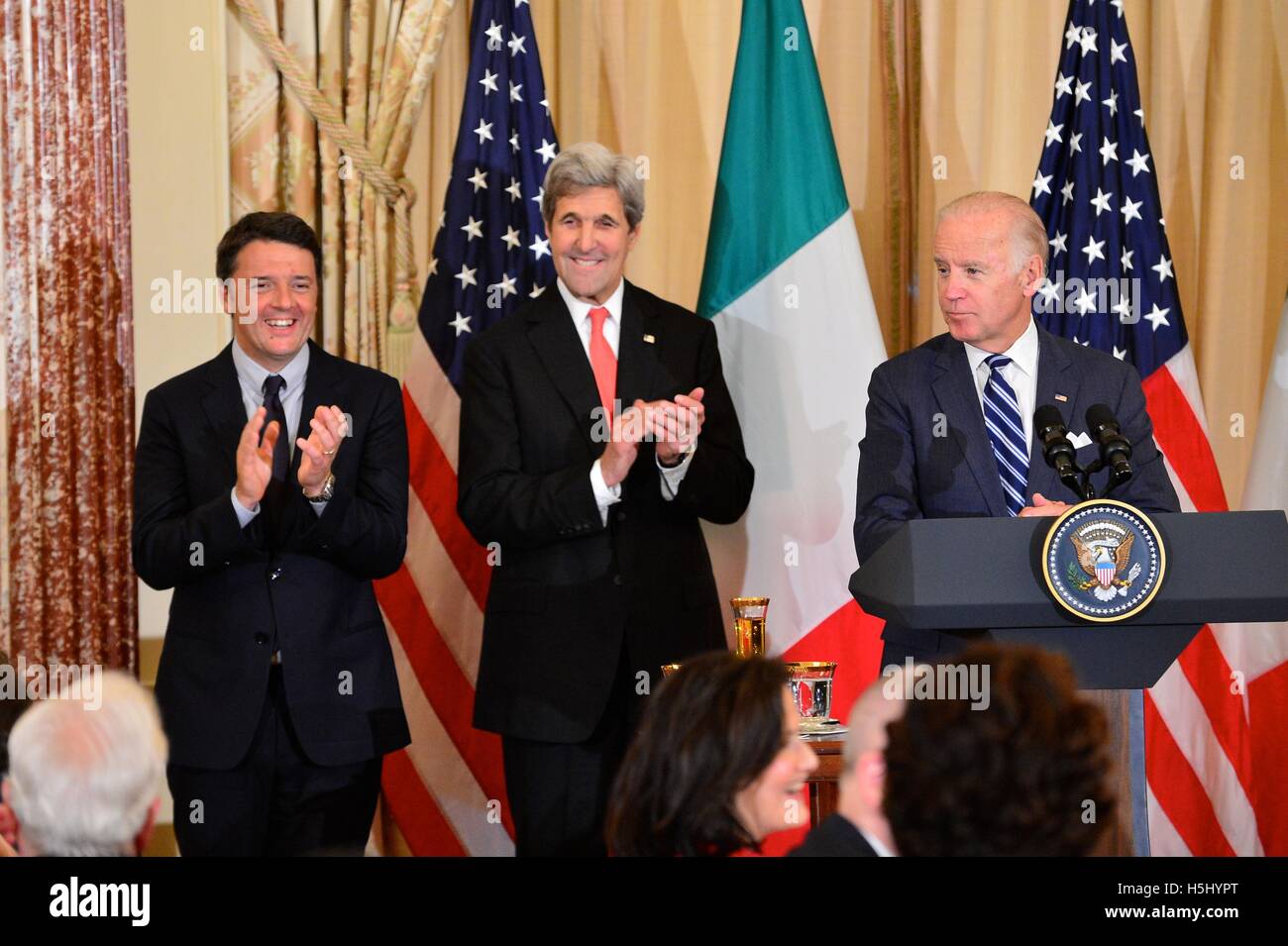 Le premier ministre Italien Matteo Renzi et secrétaire d'État américain John Kerry félicite Vice président américain Joe Biden qu'il prononce un discours lors d'un déjeuner d'État en l'honneur du Premier Ministre du Département d'État, 18 octobre 2016 à Washington, DC. Banque D'Images