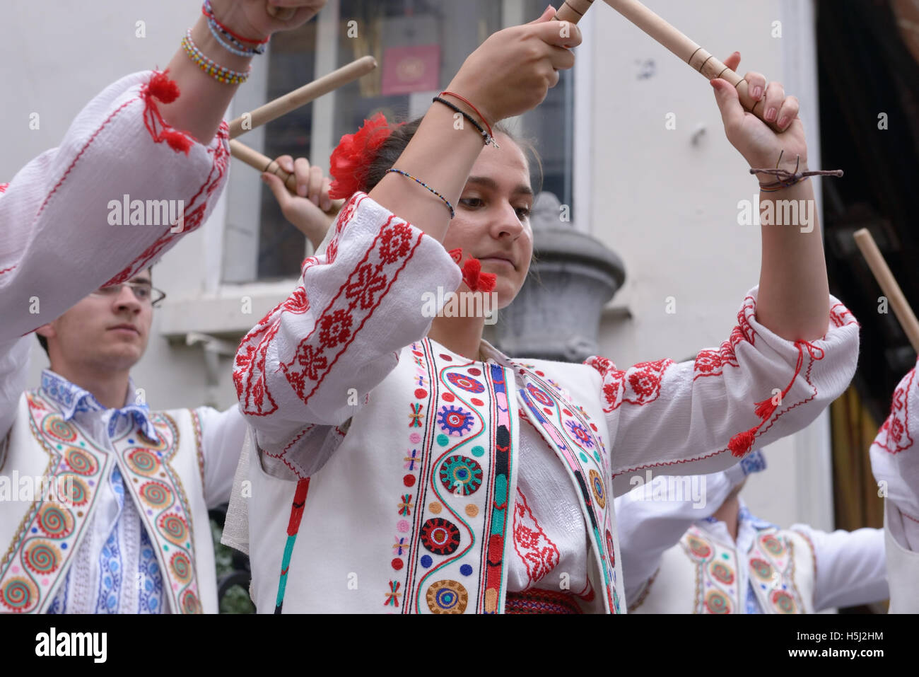 Les concerts du groupe folklorique roumain près de Manneken Pis en jour de Folklorissimo 2016 Festival Folklorique et le week-end sans voiture à Banque D'Images