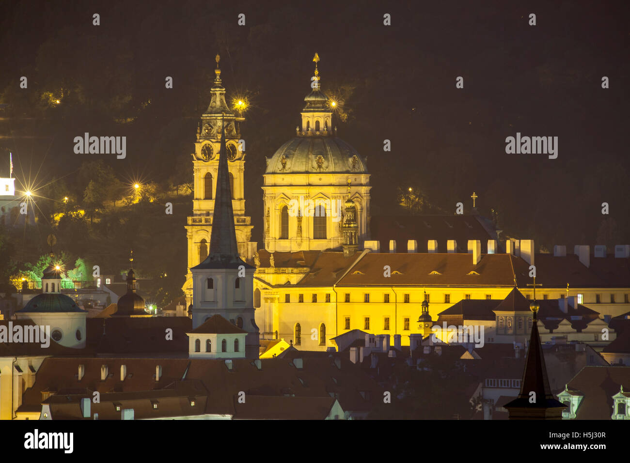 St Nicholas church dans Mala Strana (trimestre), Prague, République tchèque. Banque D'Images