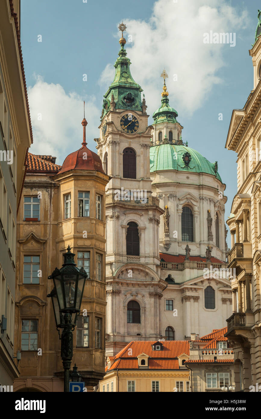 Après-midi d'automne dans Mala Strana (trimestre), Prague, République tchèque. À la direction de St Nicholas church. Banque D'Images