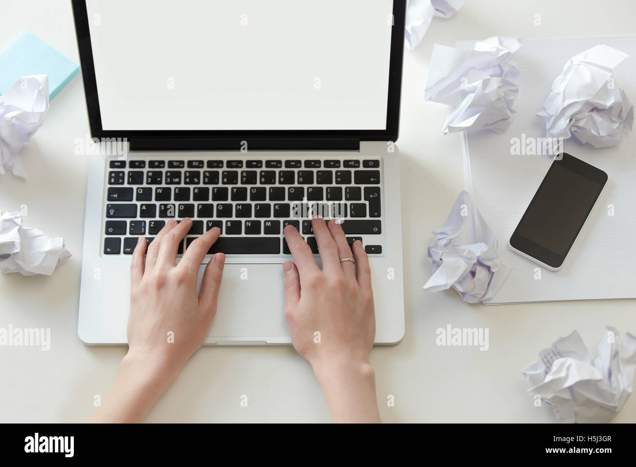 Mains travaillant avec un ordinateur portable sur le bureau blanc 24 Banque D'Images