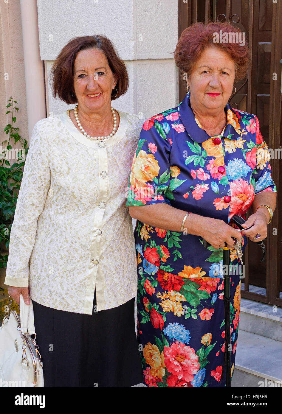 Les amis habiller et sortir pour la soirée à Durres, Albanie. Banque D'Images