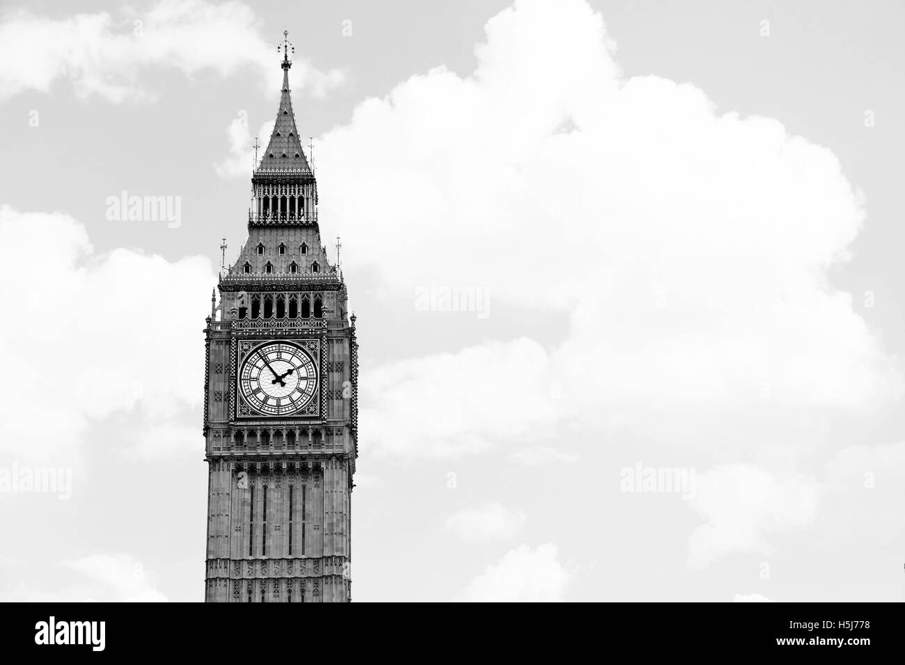 La monumentale tour de l'horloge de Big Ben en tout c'est la beauté, était naturellement par le ciel nuageux d'horizon. Banque D'Images