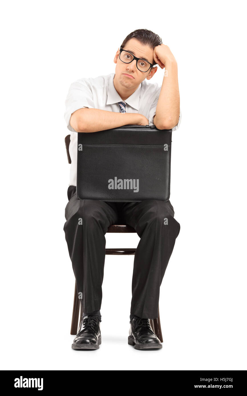 Avec un homme triste valise en cuir en attente d'une entrevue d'emploi isolé sur fond blanc Banque D'Images