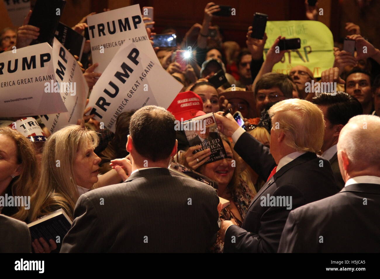 Donald J. Trump de signer des autographes pour ses partisans à son Donald J Trump pour Président rassemblement à l'Afrique du Point Resort et Casino le 21 janvier 2016 à Las Vegas, Nevada. Banque D'Images
