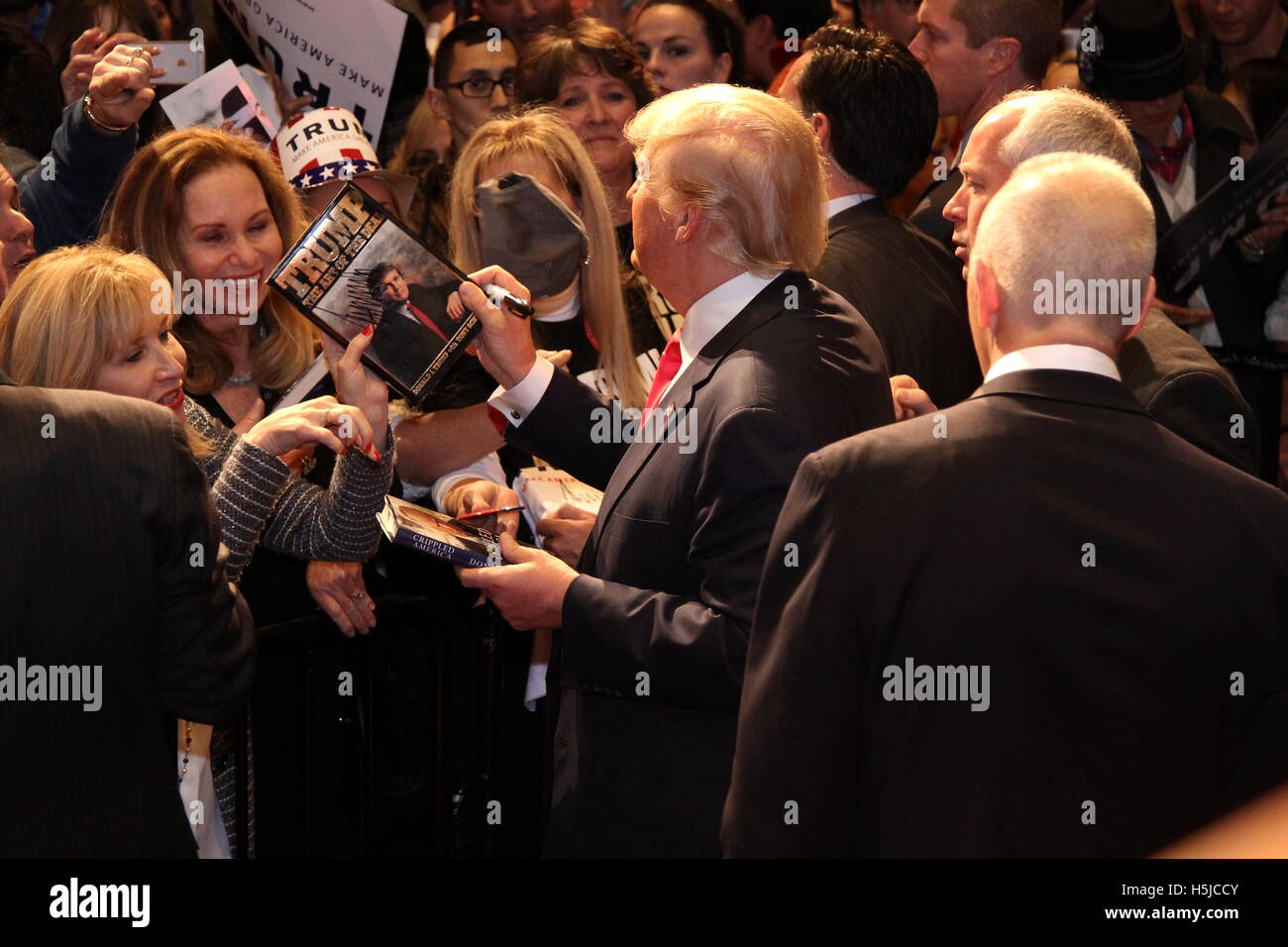 Donald J. Trump de signer des autographes pour ses partisans à son Donald J Trump pour Président rassemblement à l'Afrique du Point Resort et Casino le 21 janvier 2016 à Las Vegas, Nevada. Banque D'Images