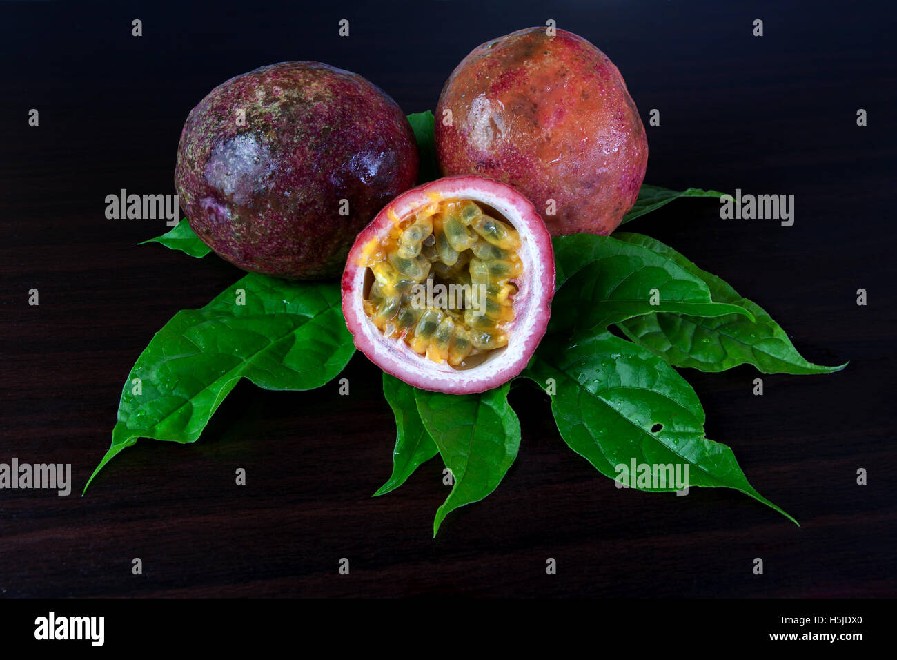 Passion fruits frais sur la table en bois Banque D'Images