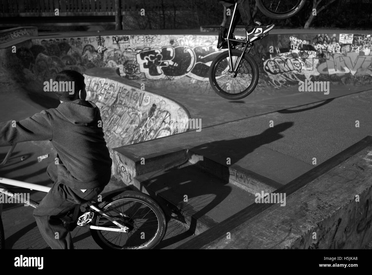 Les cyclistes au parc d'exposition skate bowl, Newcastle upon Tyne, Angleterre Banque D'Images