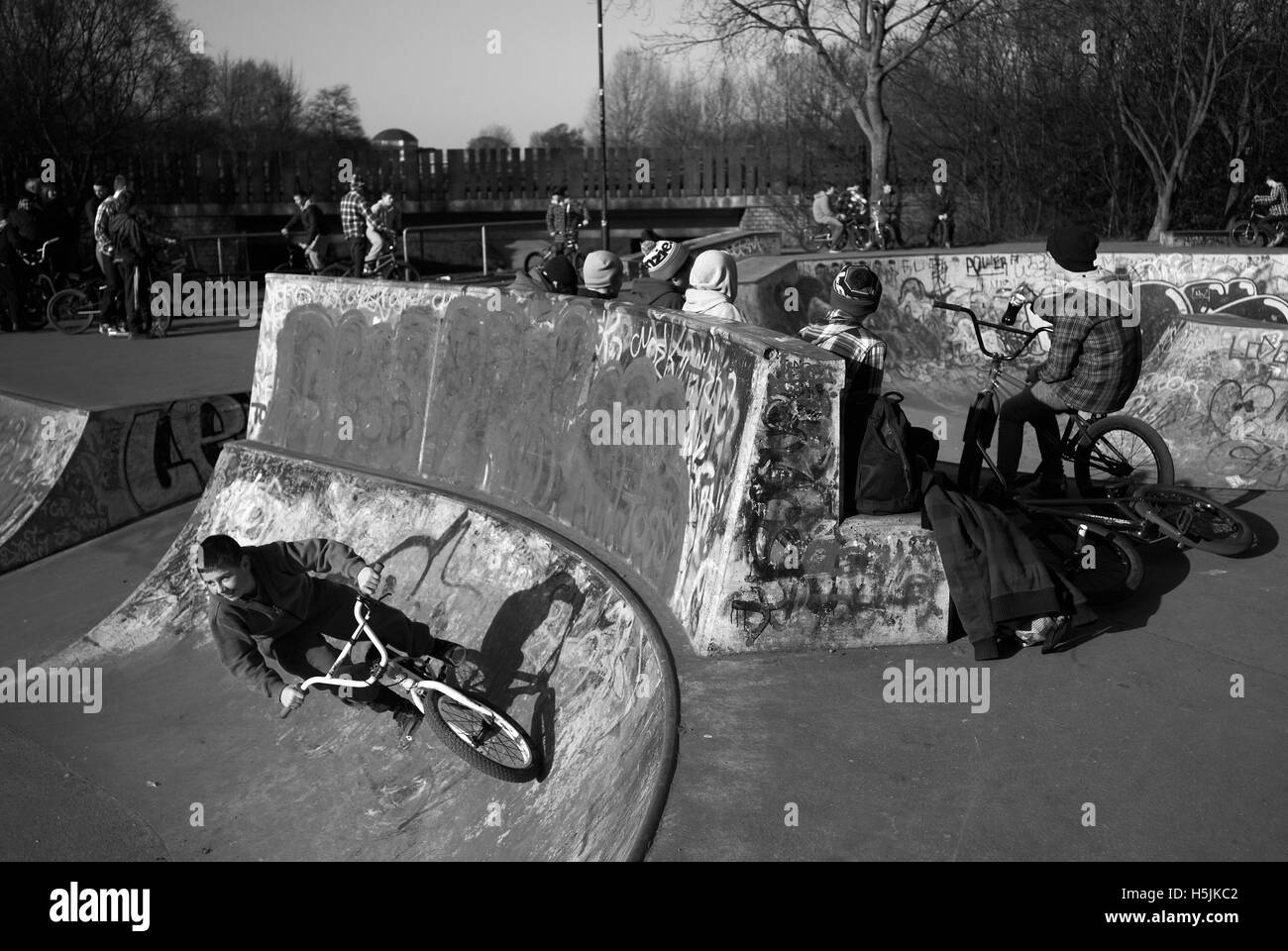 Les cyclistes et les roulettes à Exhibition Park skate bowl, Newcastle upon Tyne, Angleterre Banque D'Images