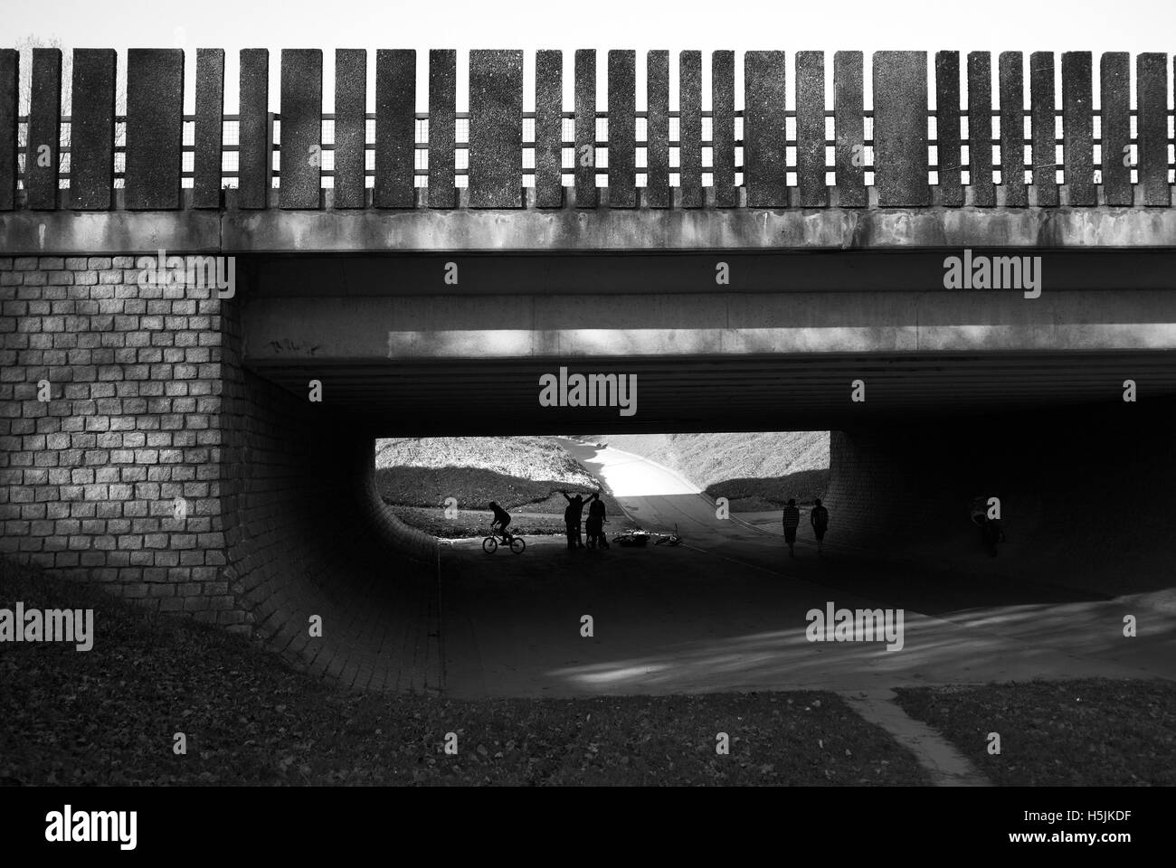 Cycliste et les jeunes dans le passage souterrain, Newcastle upon Tyne, Angleterre Banque D'Images