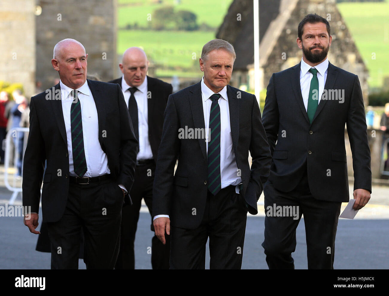(2e de gauche) Keith Wood deuxième à gauche), Joe Schmidt (troisième à gauche) et Doug Howlett (droite) arrivent pour voir le cercueil de Munster Rugby l'entraîneur-chef Anthony Foley au repos dans l'église St Flannan dans Killaloe, Co Clare, à venir au large de ses funérailles demain. Banque D'Images