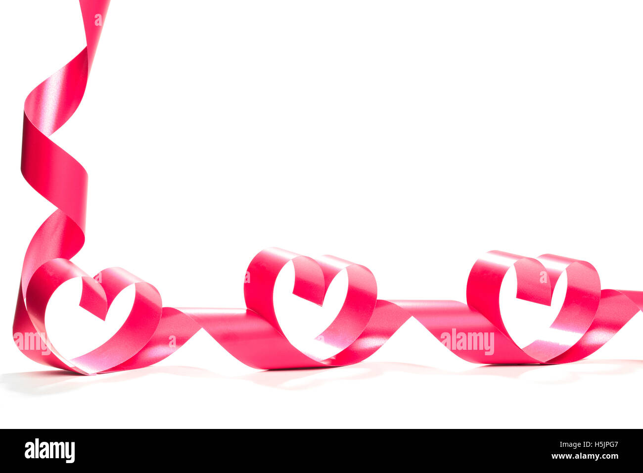 Valentine. Satin rouge ruban cadeau élégant. Banque D'Images