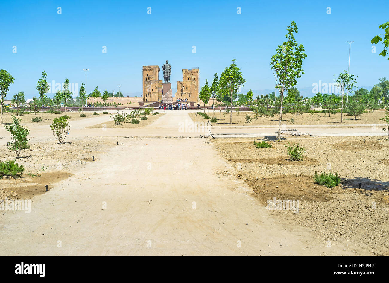 La rue mène au monument Amir Timur et ruines de palais Ak-Saray sur l'arrière-plan, Shakhrisabz, Ouzbékistan. Banque D'Images