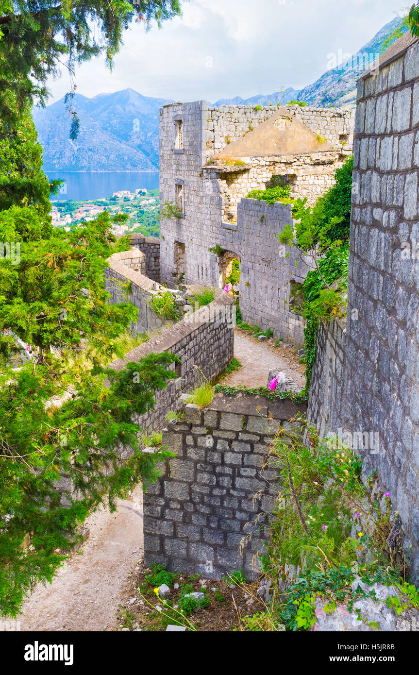 La forteresse vénitienne de Saint John est le meilleur endroit pour l'esprit médiéval feal et profiter de la vue sur la baie de Kotor, Monténégro. Banque D'Images