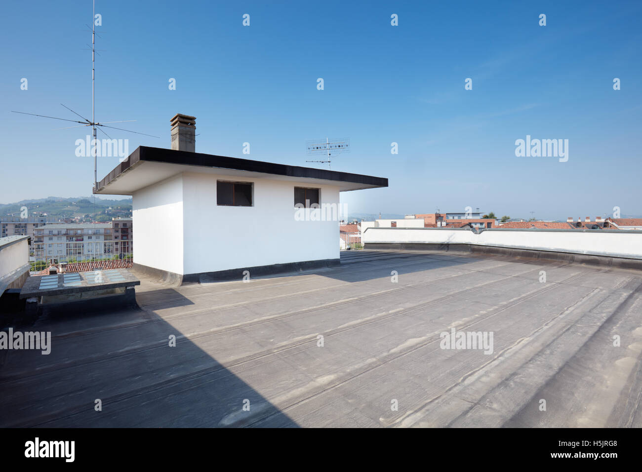 Grand balcon sur le toit dans une journée ensoleillée Banque D'Images