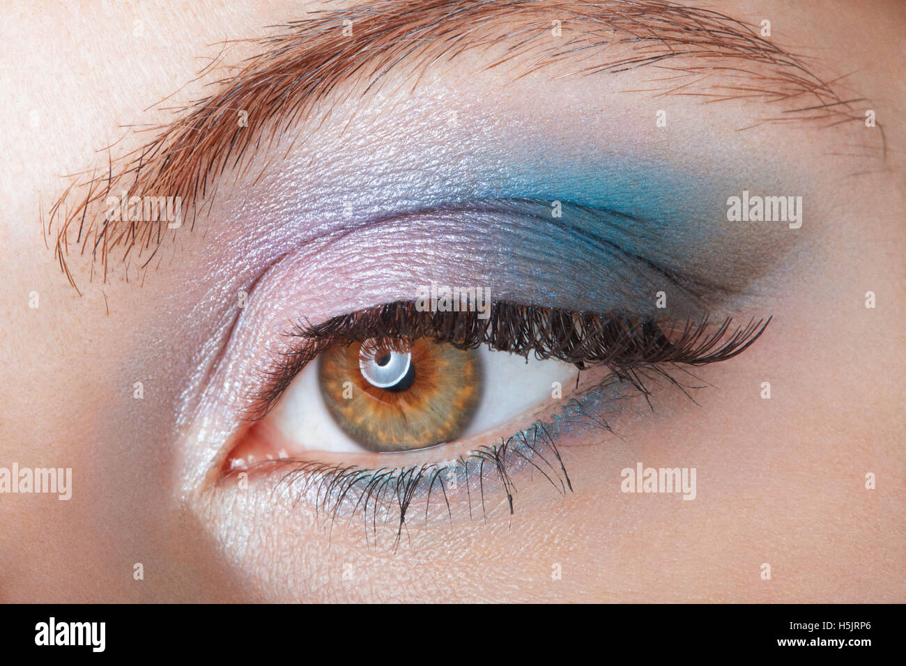 Femme avec blue eye smokey composent Banque D'Images