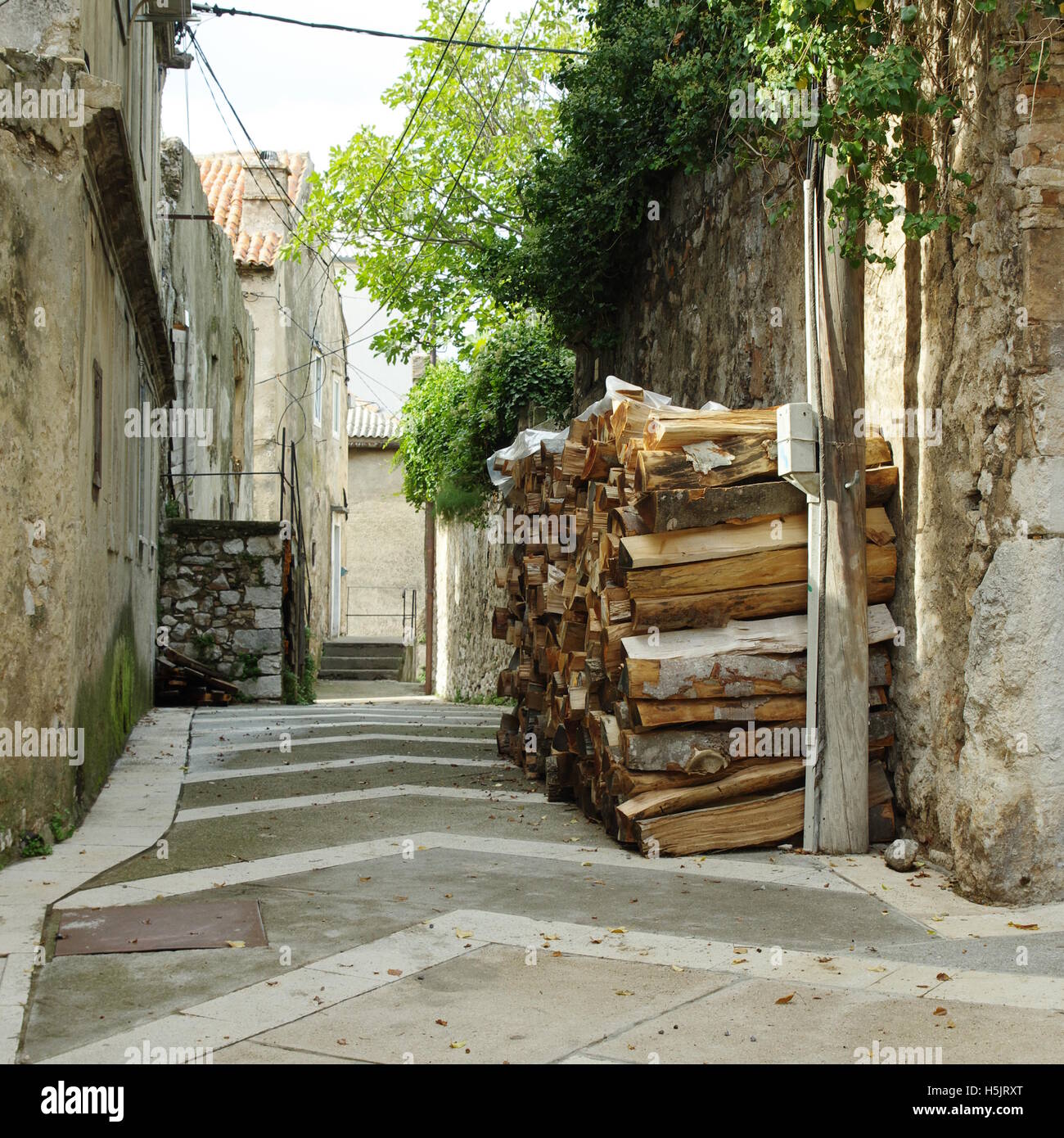 Senj, Croatie : une petite ville dans le nord de la Croatie, située sur la côte Adriatique. Ruelle de la vieille ville. Banque D'Images