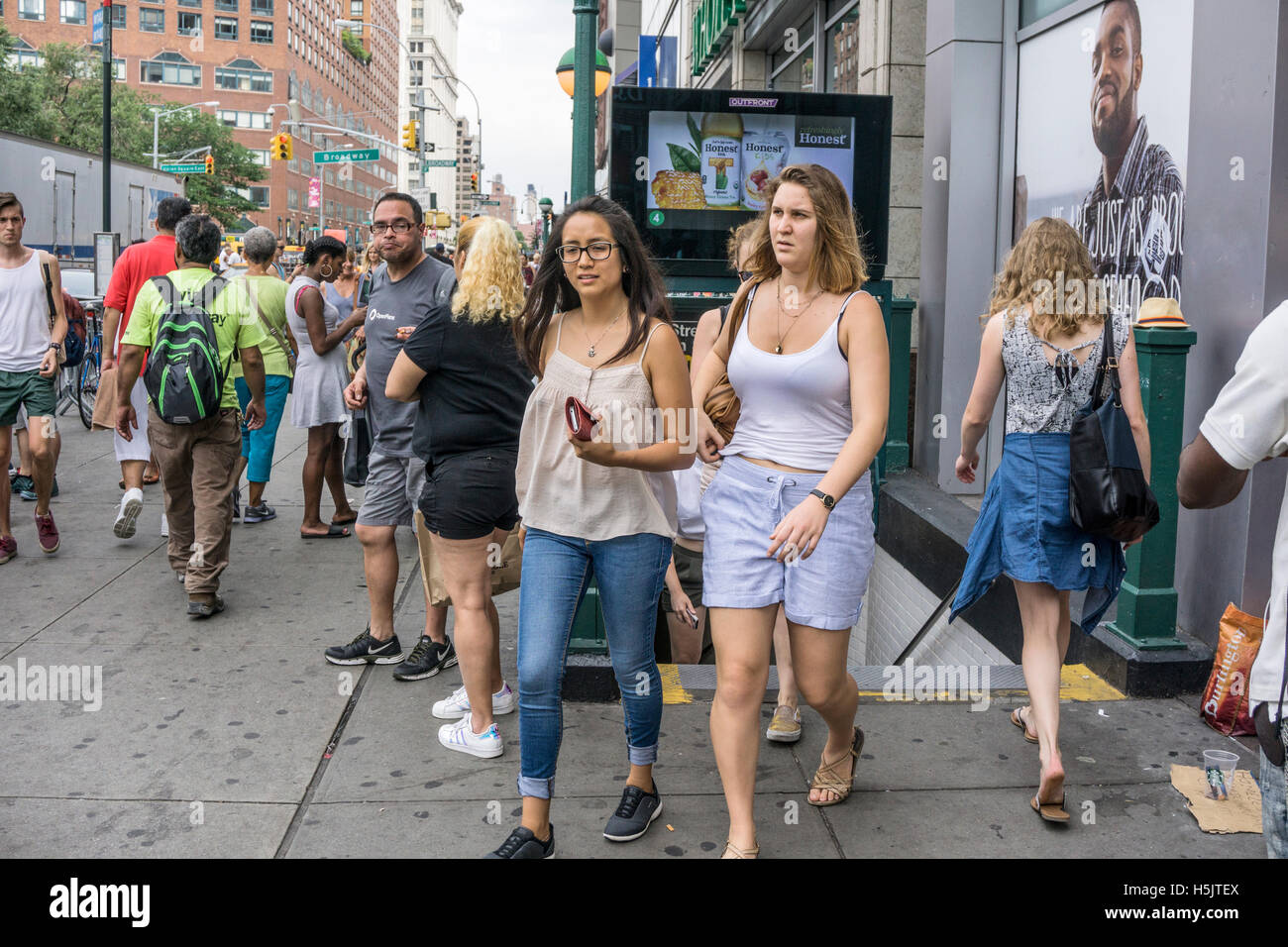 New York métro habillé pour une chaude journée d'entrer et sortir de la station de métro 14th street cluster en tant que piétons à Broadway Banque D'Images