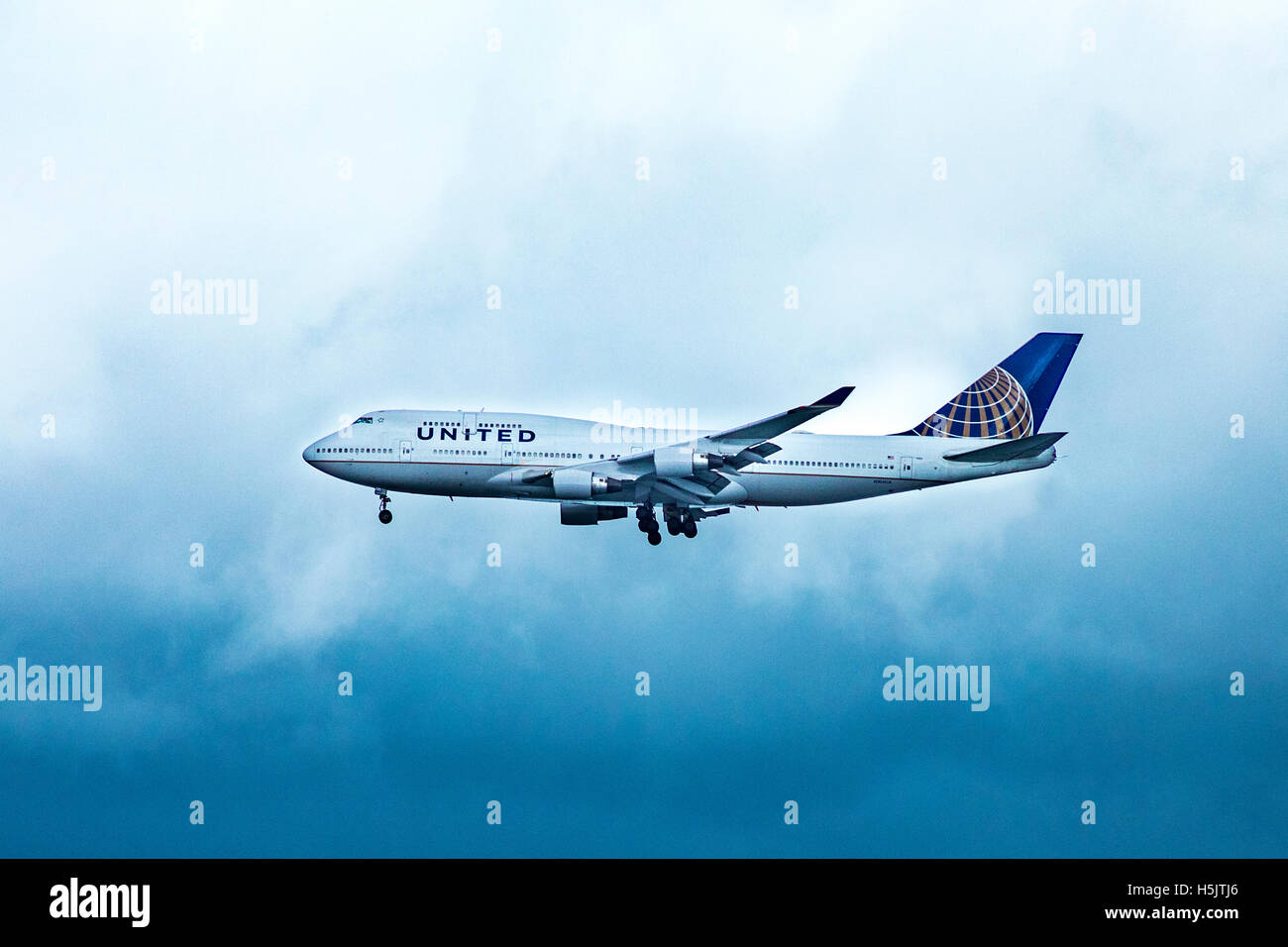 United Airlines N104UA 747-422 l'atterrissage à l'Aéroport International de San Francisco (SFO) Banque D'Images