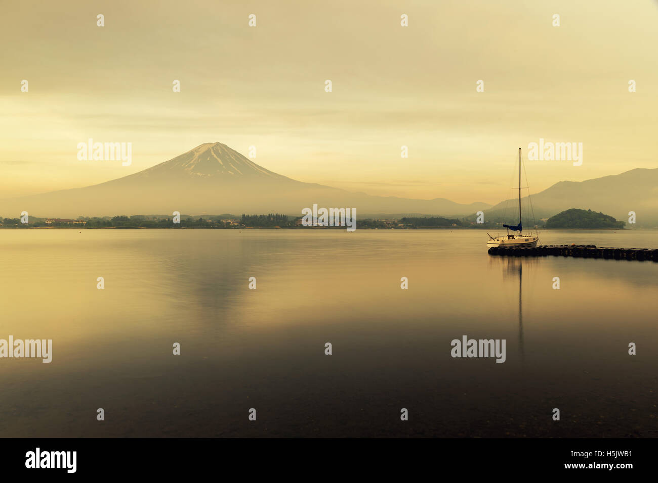 Mt. Fuji au lac Kawaguchi au lever du soleil, au Japon. Mt. Fuji est célèbre au Japon. Banque D'Images