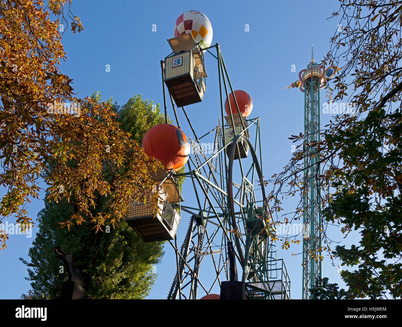 Thème de l'Halloween dans les jardins de Tivoli, Copenhague, Danemark. La grande roue ballon sur une journée ensoleillée à la fin d'octobre. Banque D'Images