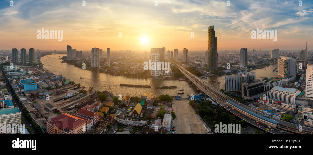 Panorama sur la ville de Bangkok skyline gratte-ciel et le long de la rivière Chao Phraya dans l'heure du coucher du soleil à Bangkok, Thaïlande. Banque D'Images
