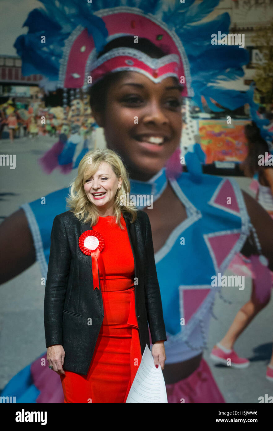 Candidat du travail actrice Tracy Brabin remporte le Batley et Spen élection partielle, à la Cathédrale Chambre à Huddersfield, qui a été appelé après le meurtre de titulaire MP Jo Cox en juin. Banque D'Images