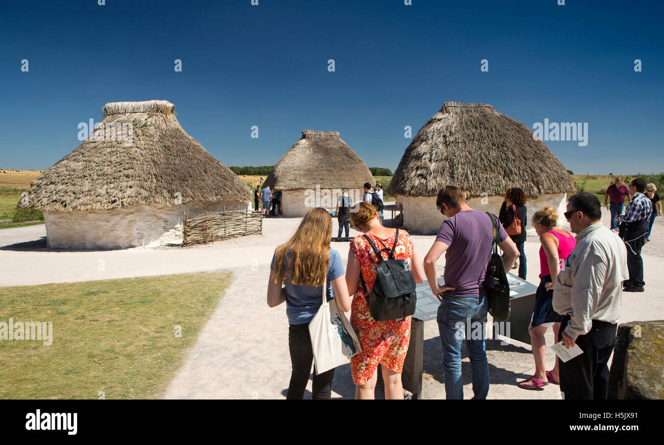 Royaume-uni, Angleterre, Stonehenge Wiltshire, Centre des visiteurs visiteurs en reconstruit village néolithique Banque D'Images