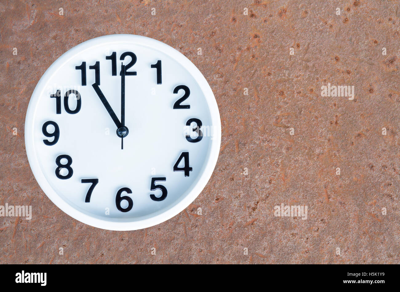 Réveil montre 11 am ou pm en acier sur fond rouille avec copie espace. chemin de détourage en photo. Banque D'Images