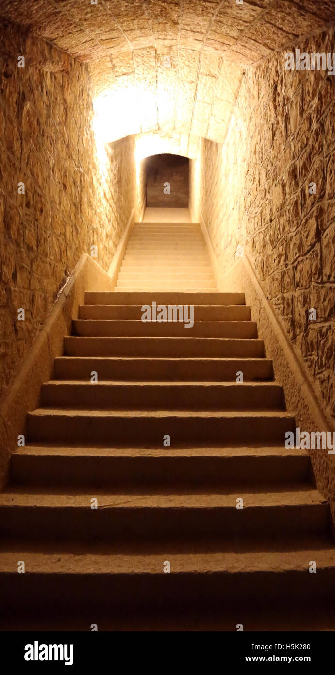 Escalier intérieur d'un tunnel d'une ancienne forteresse qui mène à l'infini Banque D'Images