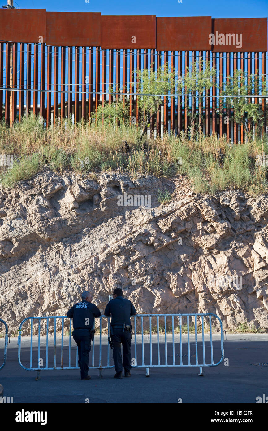 Nogales, Sonora Mexique - deux policiers municipaux sont inférieures à la frontière États-Unis-Mexique. Banque D'Images