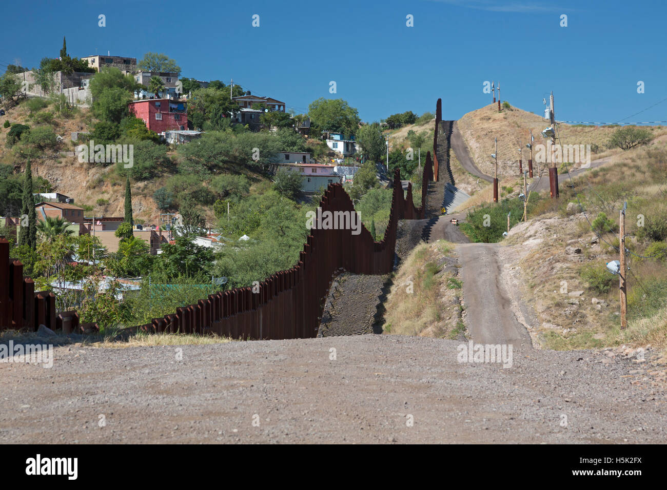 Nogales (Arizona) - La clôture de la frontière États-Unis-Mexique. Le Mexique est sur le côté gauche de la barrière. Banque D'Images