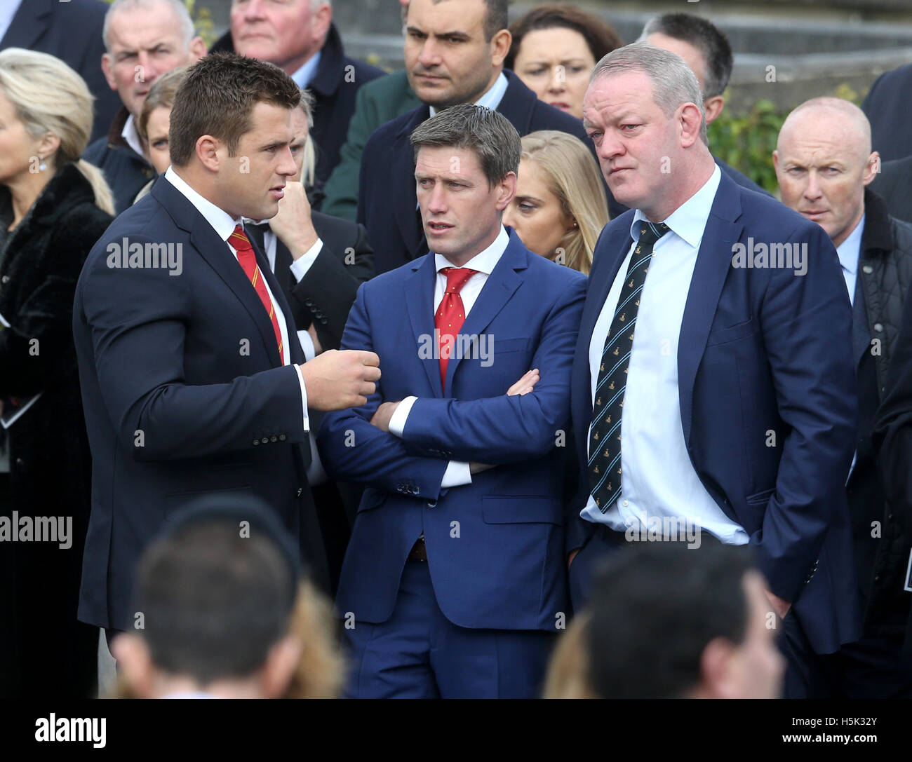 Le Munster CJ Stander (à gauche) aux côtés d'anciens joueurs de Munster Ronan O'Gara (centre) et Mick Galwey attend l'arrivée du corbillard à l'église St Flannan, Killaloe, comté de Clare. Banque D'Images