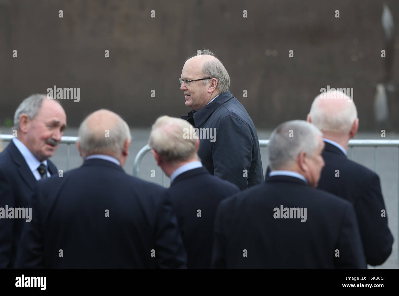 Repuiblic d'Irlande est ministre de Finances, Michael Noonan, à l'église St Flannan, Killaloe, comté de Clare. Banque D'Images