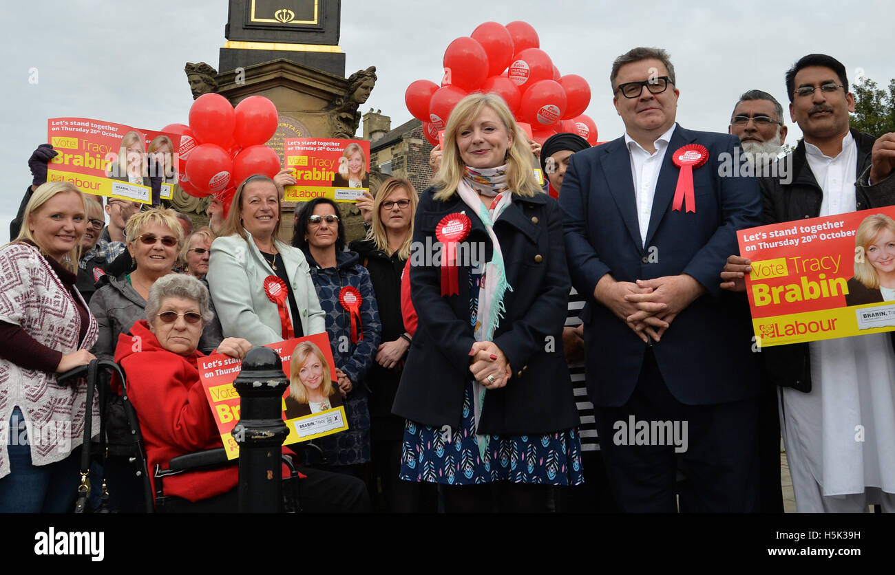 Tracy Brabin, nouvellement élu député de Batley et Spen, et Tom Watson, Leader adjoint du Parti du Travail, avec des partisans de Heckmondwike, West Yorkshire, après l'ancienne actrice Coronation Street a été élu comme successeur de Jo Cox de MP du travail pour la circonscription. Banque D'Images