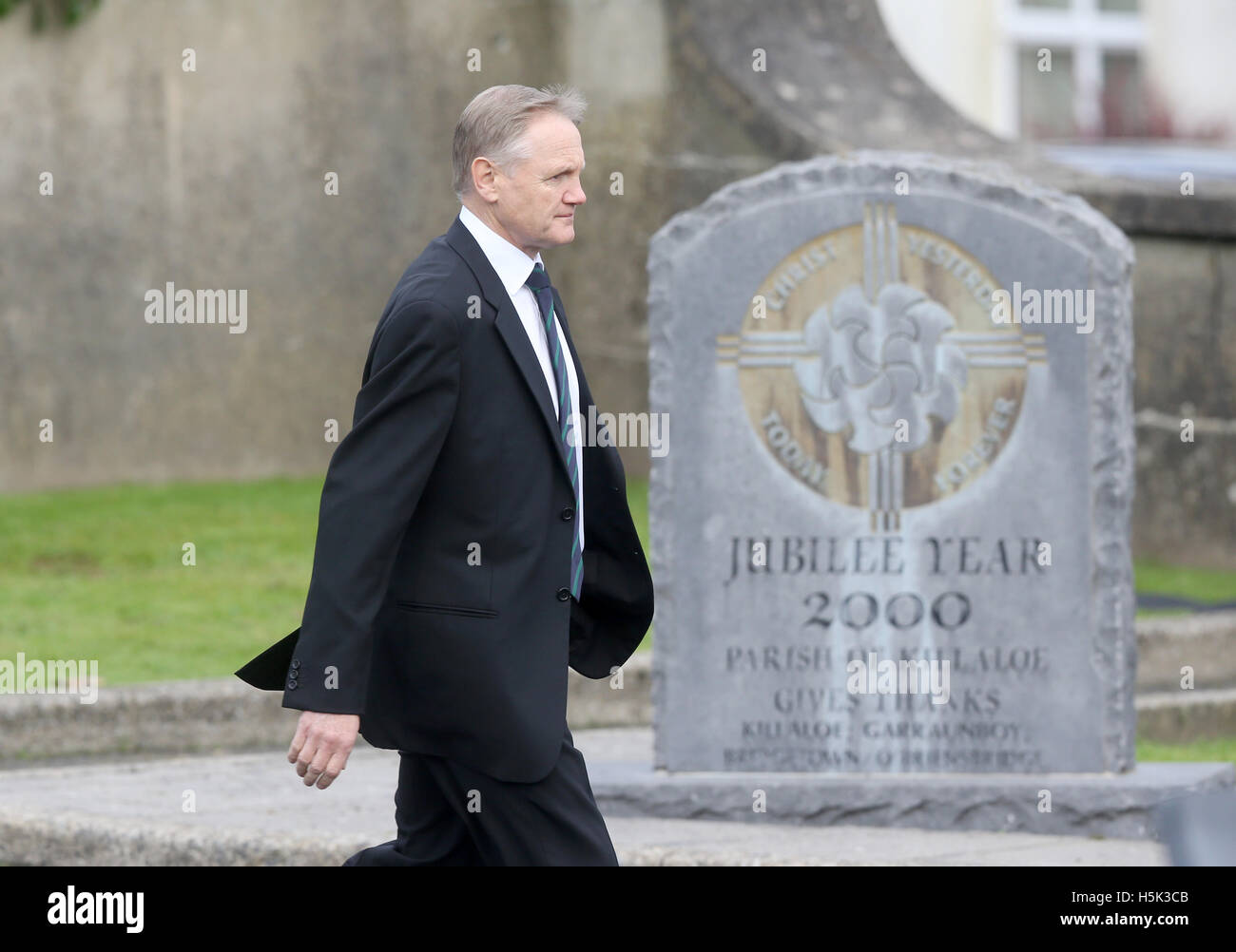 L'Irlande l'entraîneur-chef Joe Schmidt arrive à l'église St Flannan, Killaloe, comté de Clare. Banque D'Images