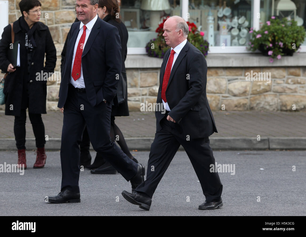 L'ancien entraîneur-chef de l'Irlande Declan Kidney (droite) arrive à l'église St Flannan, Killaloe, comté de Clare. Banque D'Images