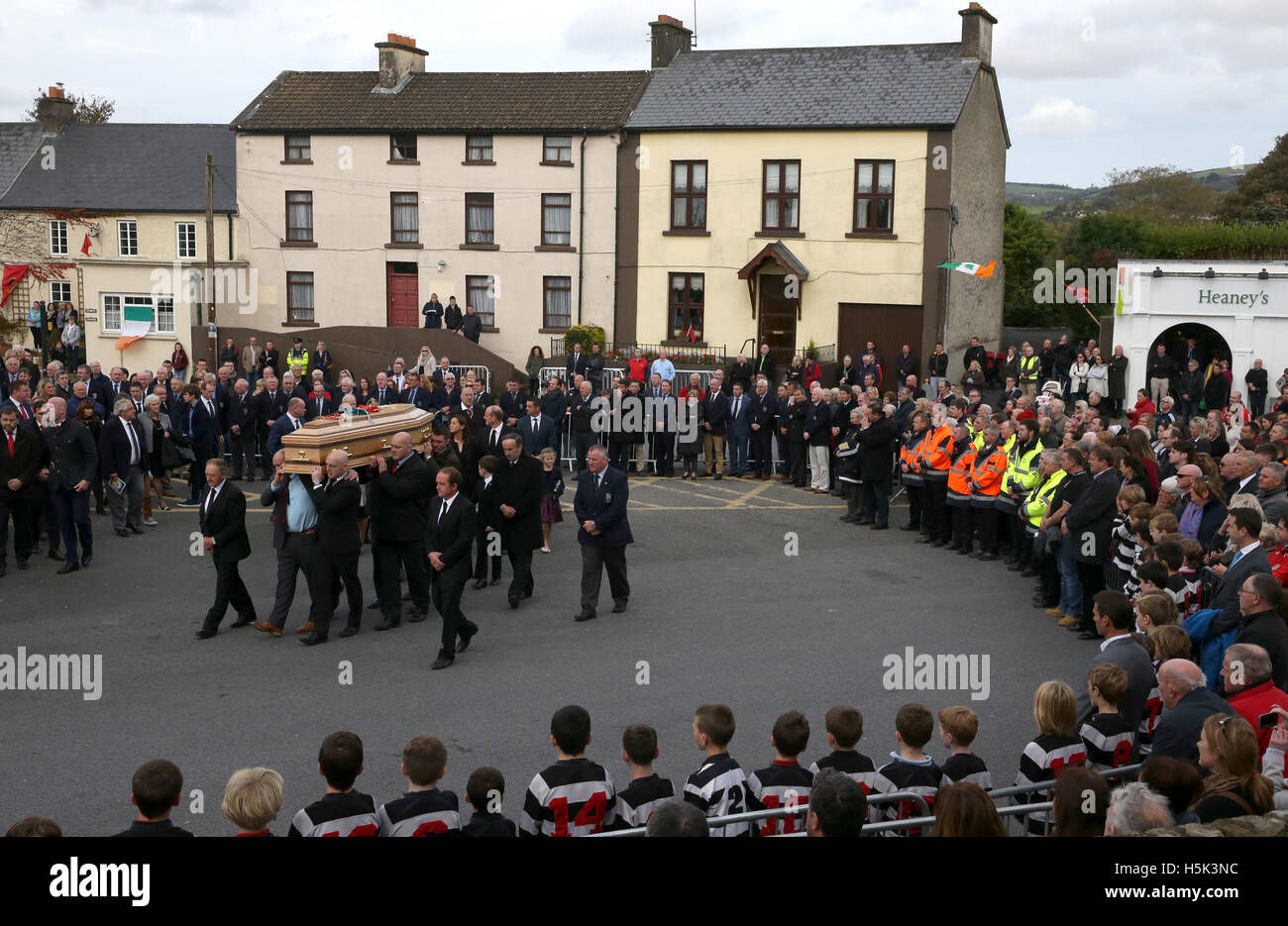 Personnes regardent le cercueil quitte l'église St Flannan, Killaloe, comté de Clare. Banque D'Images