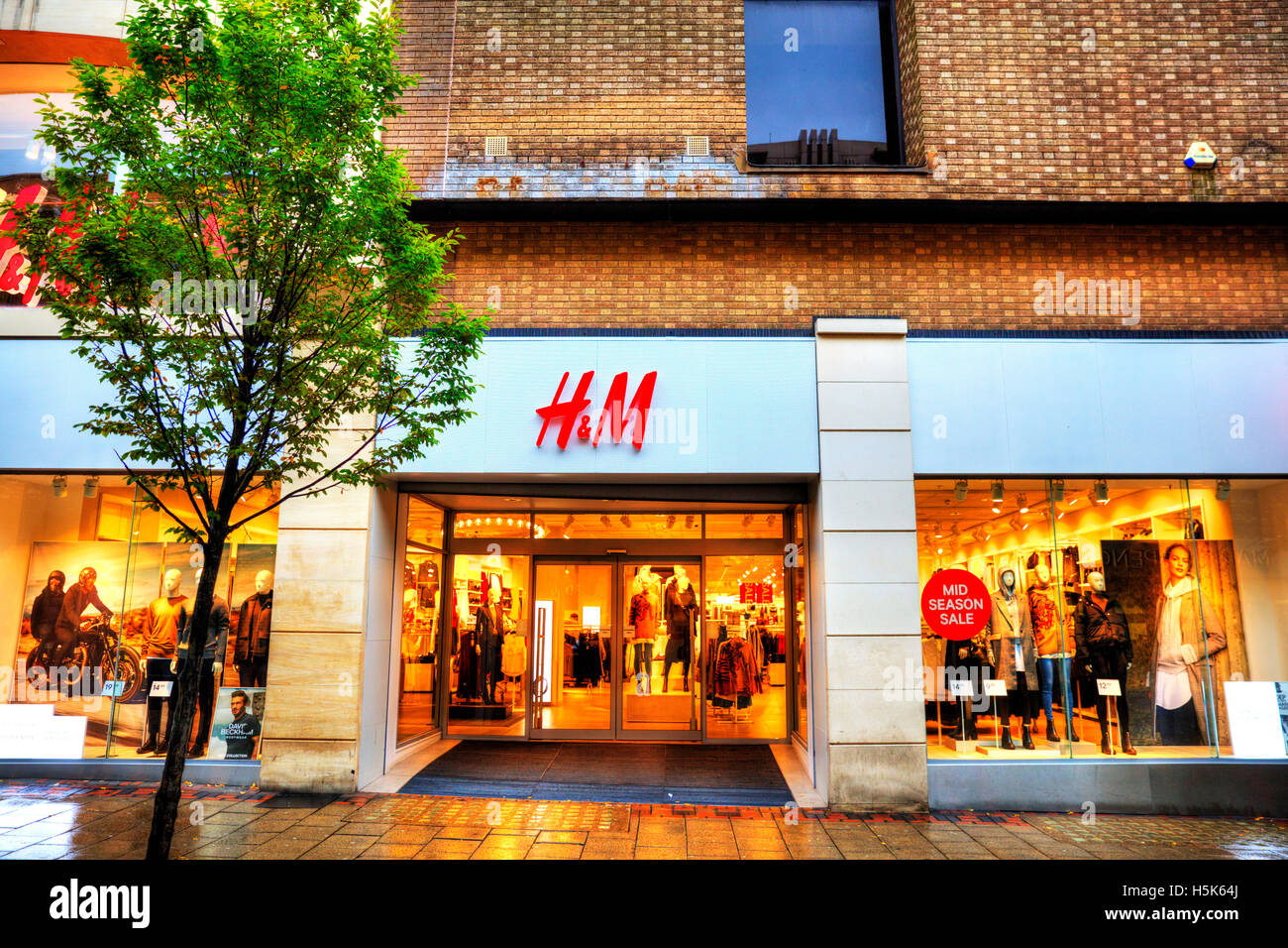 H&M H & M'enseigne de l'entrée du magasin de vêtements de mode économique  avant l'extérieur façade shopping Nottingham UK GB Angleterre boutiques  Photo Stock - Alamy