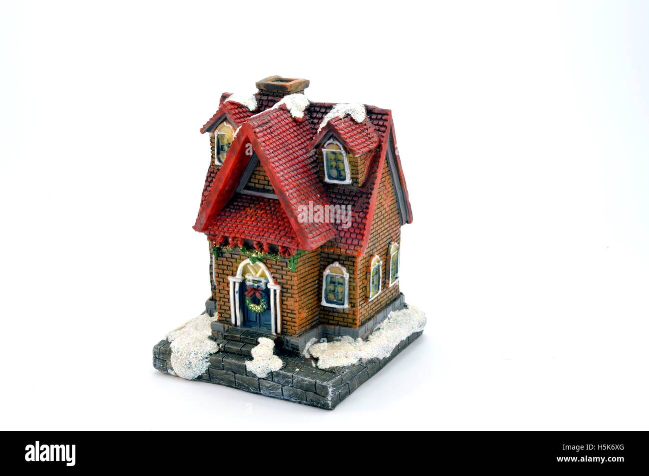 Petite maison en plastique sous la neige avec un toit rouge en 600x600 Banque D'Images