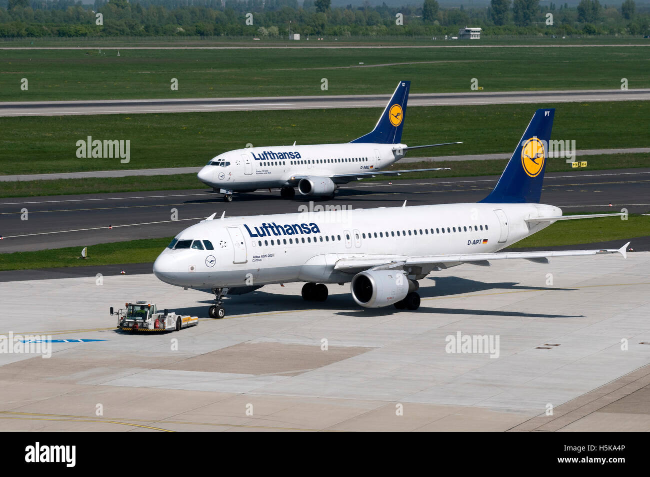 L'aéroport, aérodrome, avion, compagnie aérienne Lufthansa, Airbus A320-200, D-TPIA, Boeing 737-500 pouvant accueillir, D-ABIZ, Düsseldorf, Rhénanie Banque D'Images