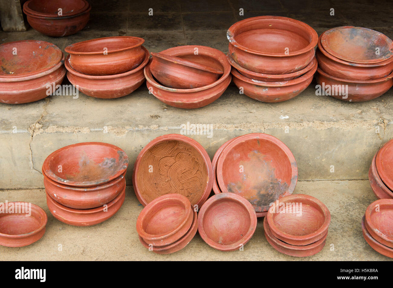 Chaudrons d'argile en vente sur le marché, Batticaloa, Sri Lanka Banque D'Images