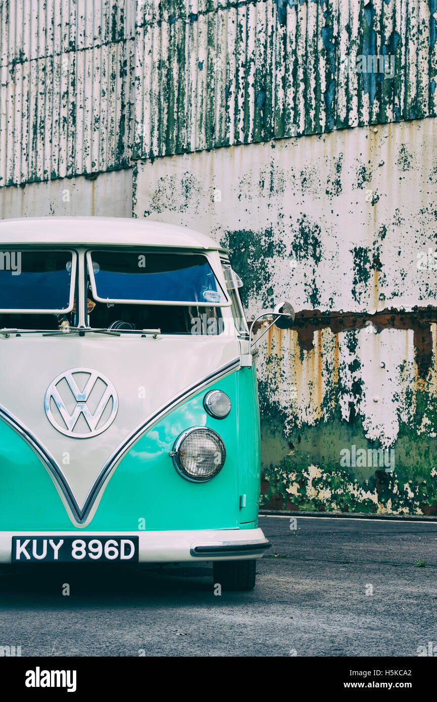 1966 VW Volkswagen écran divisé le camping-car. Centre du patrimoine mondial, Bicester Oxfordshire, Angleterre. Vintage filtre appliqué Banque D'Images